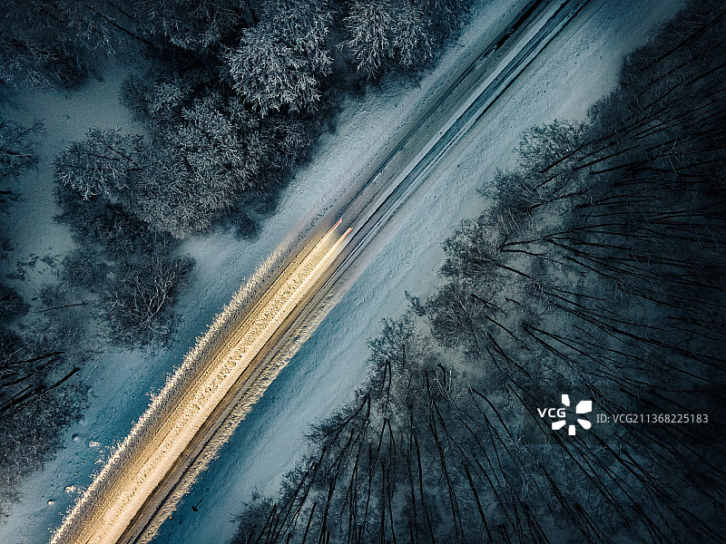 爱沙尼亚塔尔图县雪地公路航拍图片素材