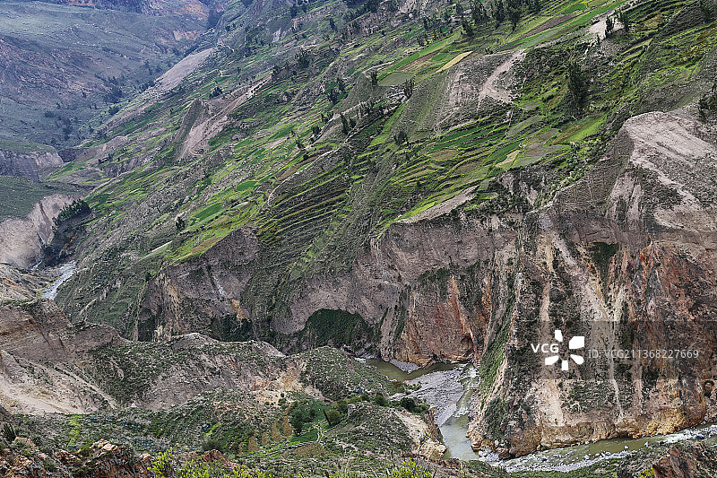 秘鲁阿雷基帕科尔卡峡谷高角度岩石景观图片素材