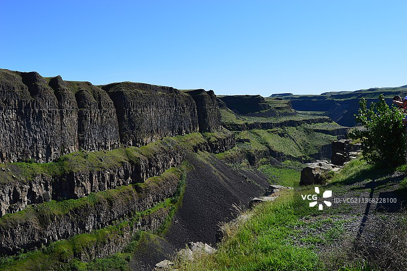 湛蓝的天空衬托出优美的风景图片素材