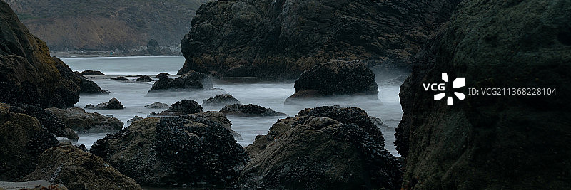 美国穆尔海滩的忧郁景色，海中岩石图片素材