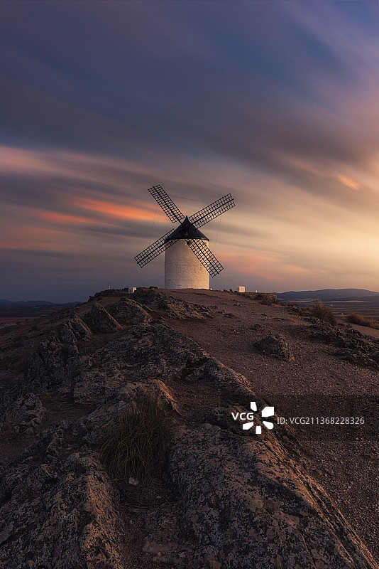 西班牙孔苏埃格拉日落时分，田野上风车的低角度视图图片素材