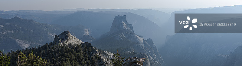 半圆顶和优胜美地山谷全景图片素材