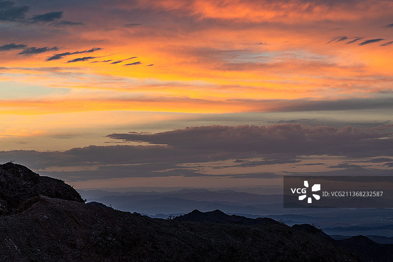 季风日落：内华达州博尔德城日落时分壮丽的山景图片素材