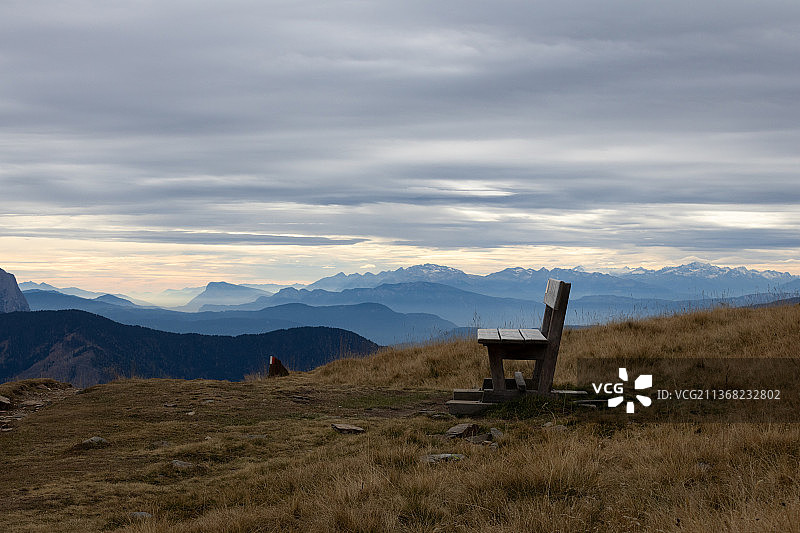 布雷萨诺内田野风光长椅（博尔扎诺，意大利）图片素材