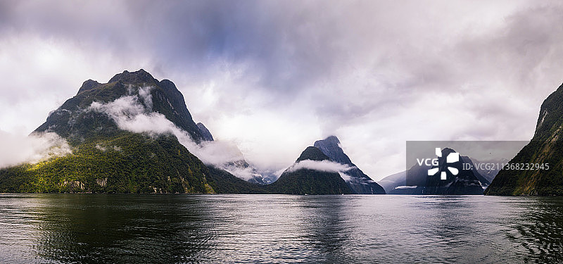 巨人之间： Fiordland 国家公园，Southland，新西兰的湖泊和山脉的全景图片素材