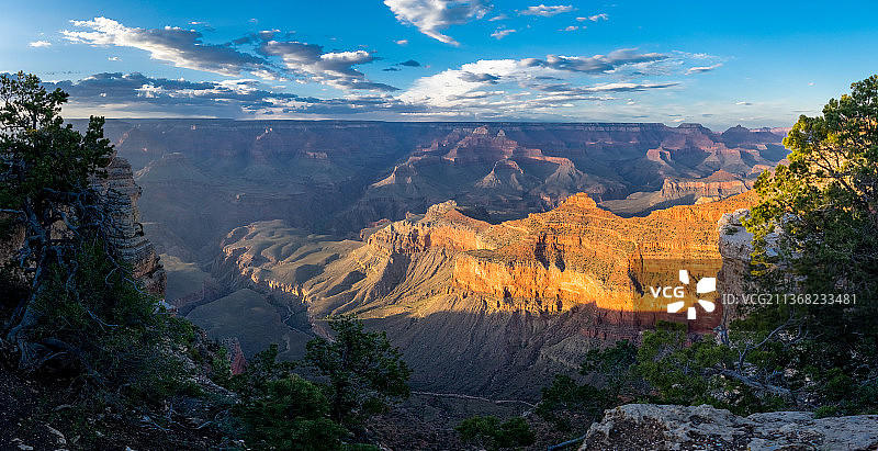 美国亚利桑那州大峡谷北缘山脉的壮丽景色图片素材