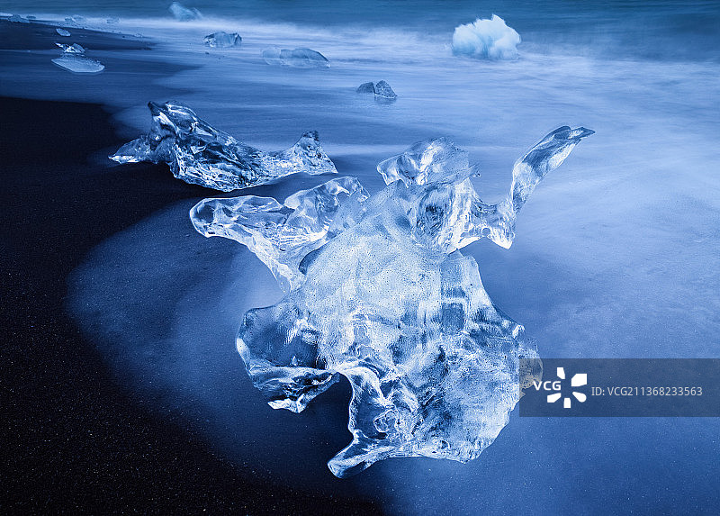 冰冻的鸡肉和蓝绿色的海豹，冰冻海面的高角度视图图片素材