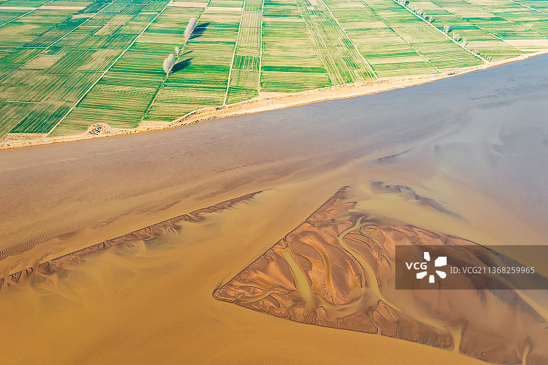 黄河河南郑州段滩涂与田地春季户外风光航拍视角图片素材