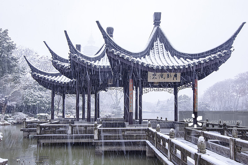飞雪中的月到风来亭Pavilion图片素材