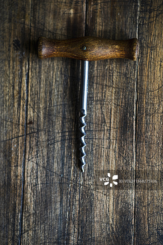 纹理乡村背景上的复古开瓶器图片素材