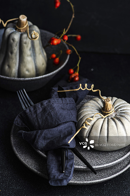 感恩节庆祝活动的节日餐桌布置，单色风格图片素材