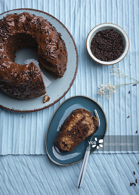 带有牛轧糖巧克力糖霜和糖屑的纯素大理石蛋糕图片素材