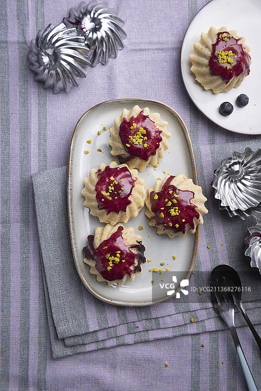 蓝莓豆奶酸奶馅迷你纯素挞，搭配开心果图片素材