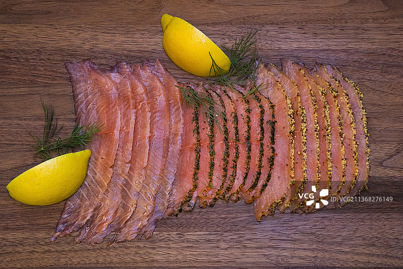 木质背景上的腌制三文鱼切片图片素材