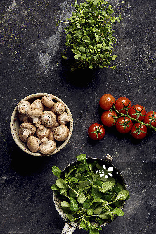 蘑菇藤番茄水芹和羊肉生菜图片素材
