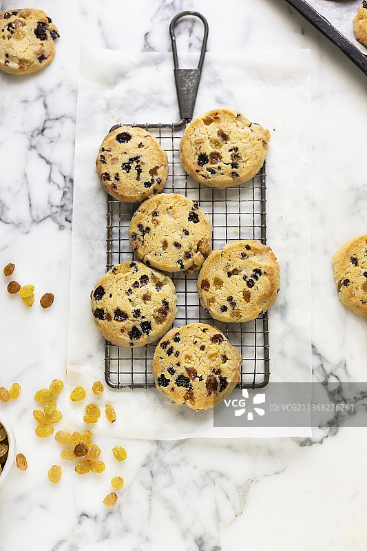 带葡萄干的奶油酥饼图片素材