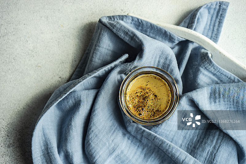 玻璃杯中带有咖啡油脂的意式浓缩咖啡图片素材
