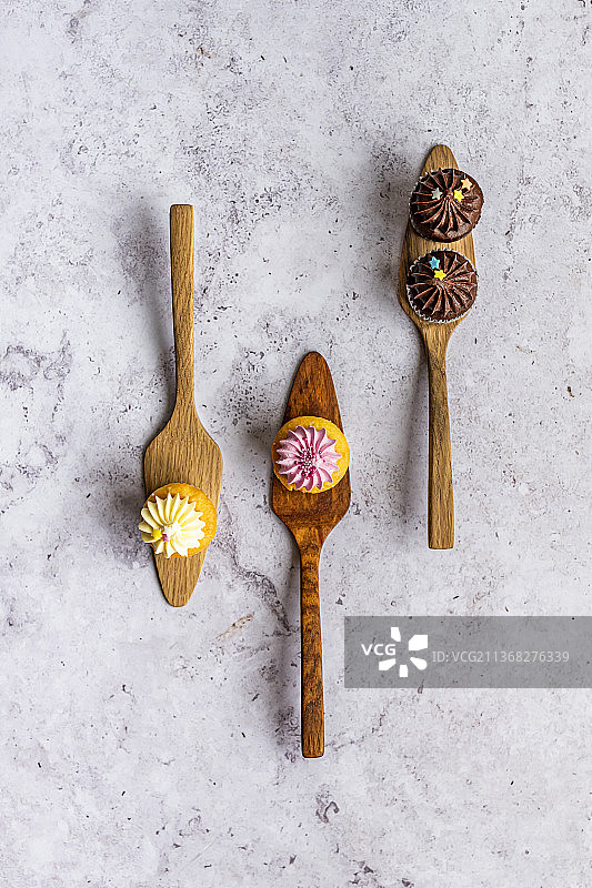 木制蛋糕托上的迷你纸杯蛋糕图片素材