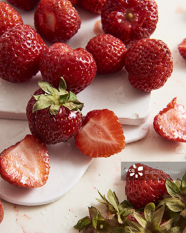 部分清洗的新鲜草莓图片素材