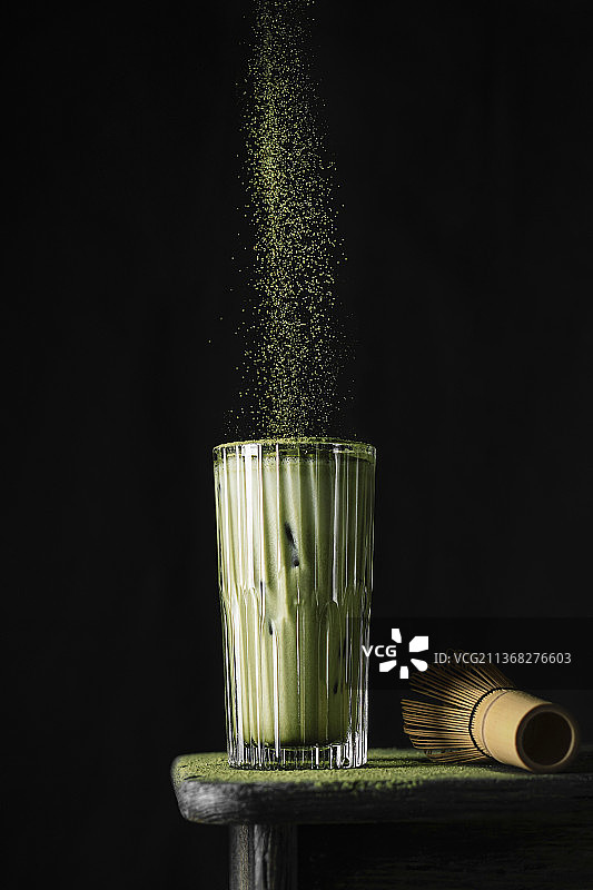 黑色背景抹茶拿铁图片素材