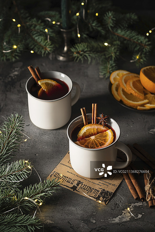 混凝土背景上的马克杯热红酒图片素材