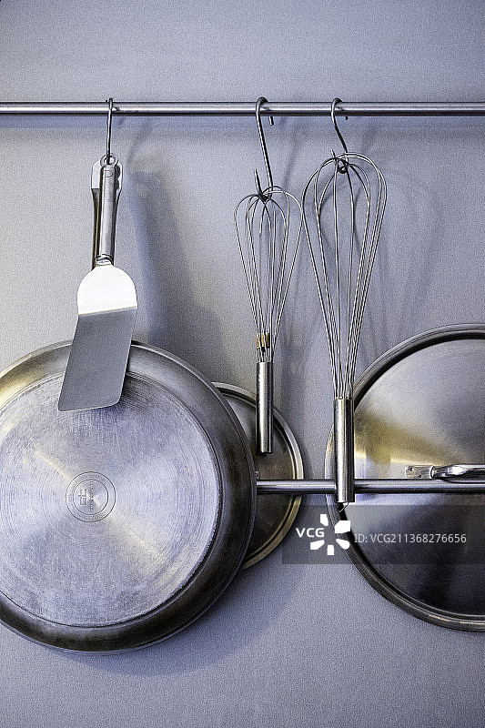 厨房刮铲、平底锅、搅拌器和锅盖图片素材