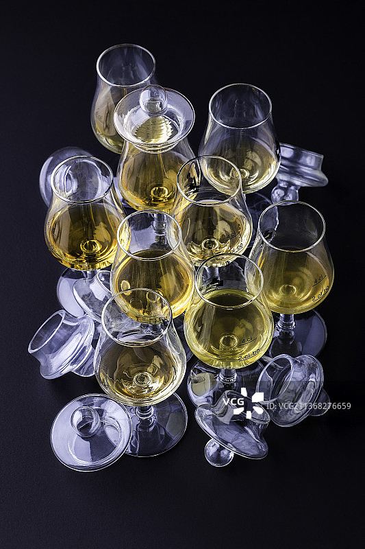 品酒杯中的白兰地图片素材