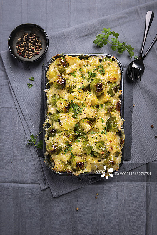 杏仁奶酪焗烤纯素土豆和球芽甘蓝图片素材