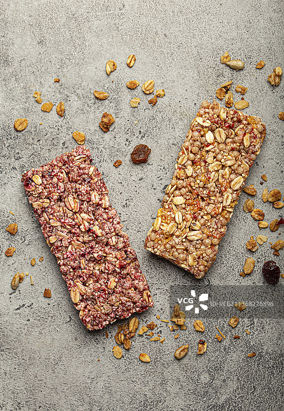 含坚果、种子和水果的健康麦片格兰诺拉燕麦棒图片素材