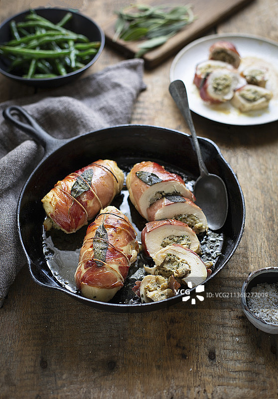 用鼠尾草填满的鸡胸肉，再裹上意大利熏火腿图片素材