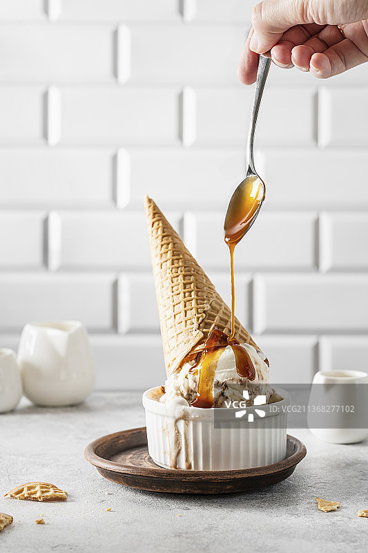 焦糖酱冰淇淋图片素材