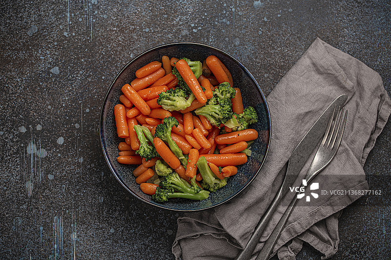 健康饮食蒸蔬菜沙拉，含小胡萝卜和西兰花图片素材