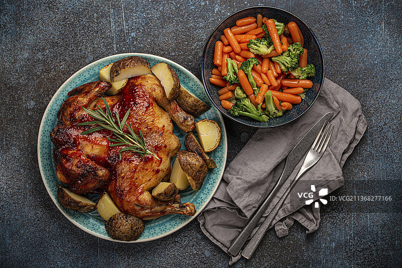 金黄酥脆烤鸡与蒸蔬菜图片素材