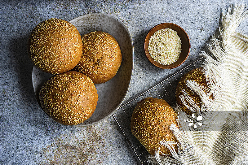 新鲜的自制面包小圆面包图片素材