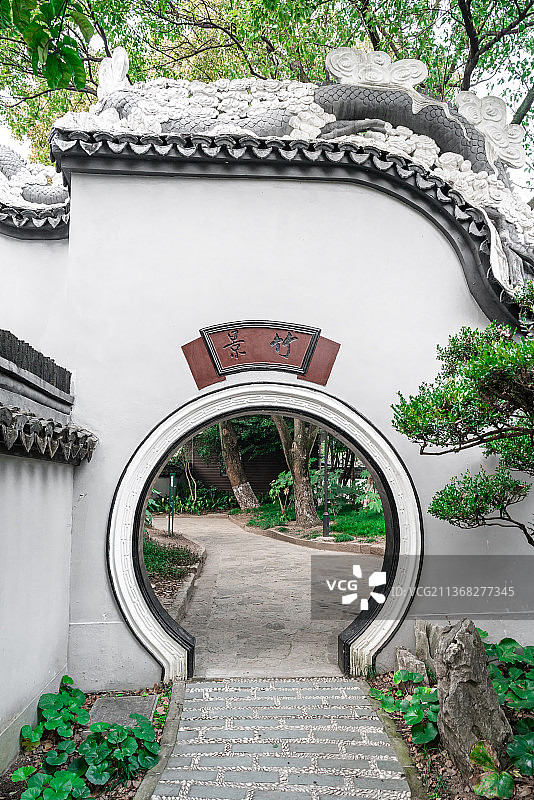 中式江南古典园林圆形月亮门图片素材