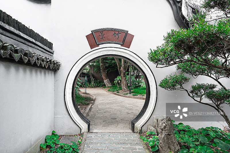 中式江南古典园林圆形月亮门图片素材
