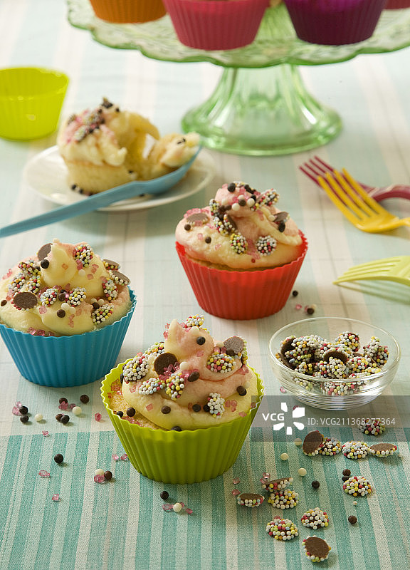 五彩纸屑杯形蛋糕图片素材