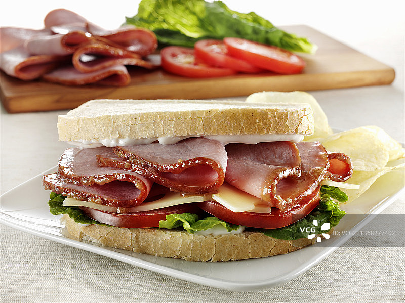 蜜汁火腿和瑞士芝士三明治配生菜，番茄和蛋黄酱图片素材