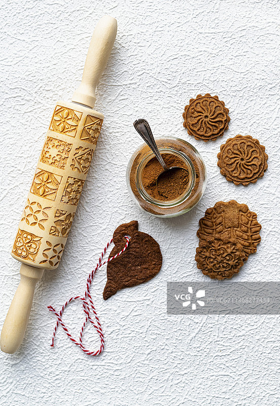 带图案擀面杖的比斯科夫自制饼干图片素材
