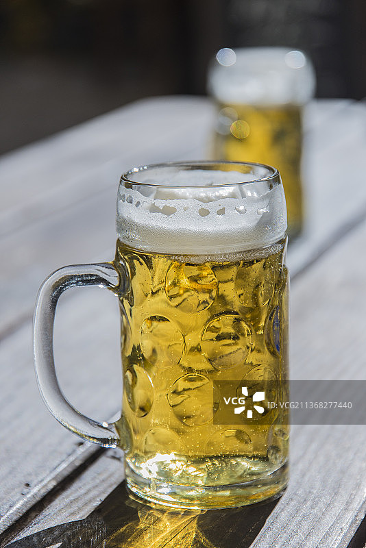 桌子上的啤酒杯图片素材