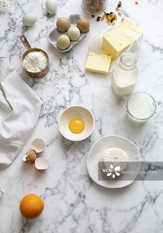烘焙原料：鸡蛋、黄油、意大利乳清干酪、面粉、牛奶图片素材