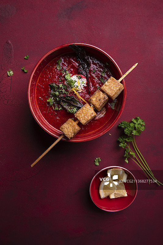 甜菜根胡萝卜汤配炸豆腐串图片素材