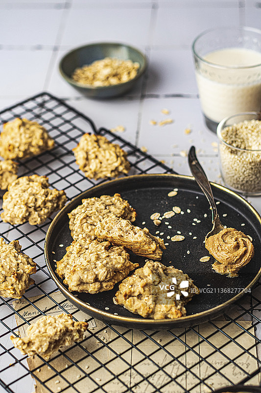 花生酱和芝麻纯素燕麦饼干图片素材