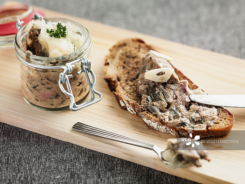 面包上的鸡肝酱图片素材