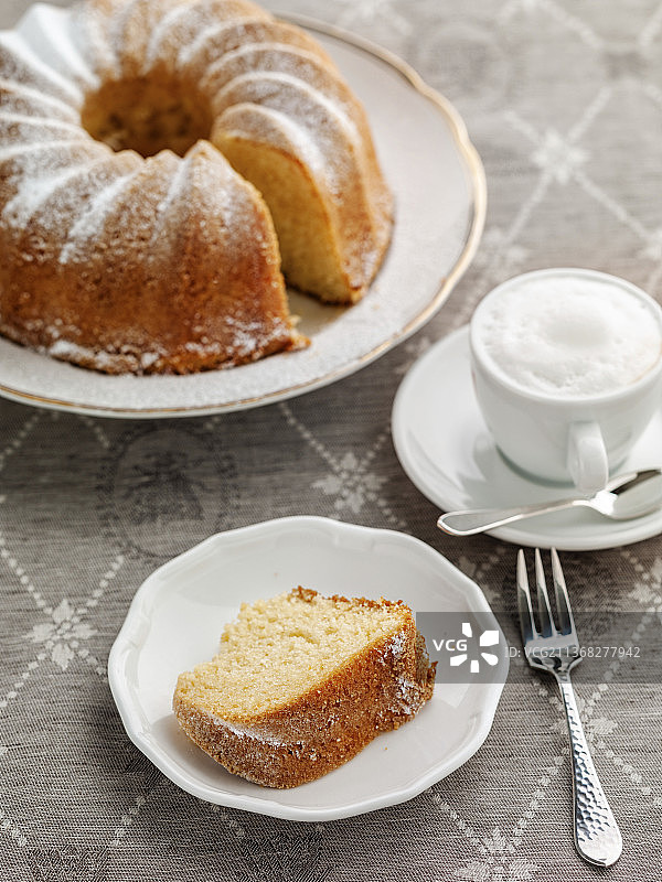 邦特蛋糕和卡布奇诺咖啡图片素材