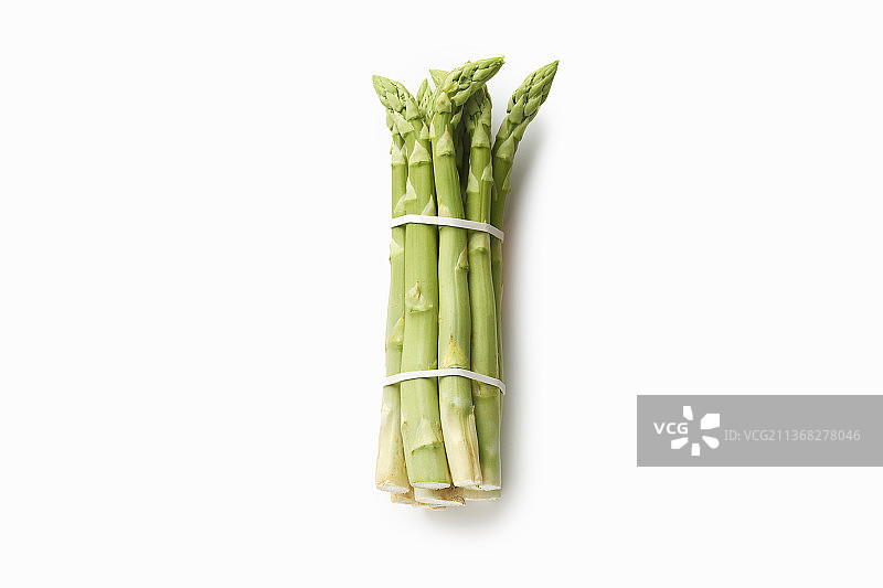 白色背景上的新鲜绿色芦笋图片素材
