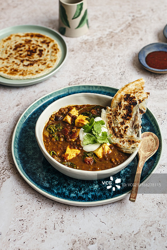 扁豆咖喱配印度奶豆腐菠菜抛饼图片素材