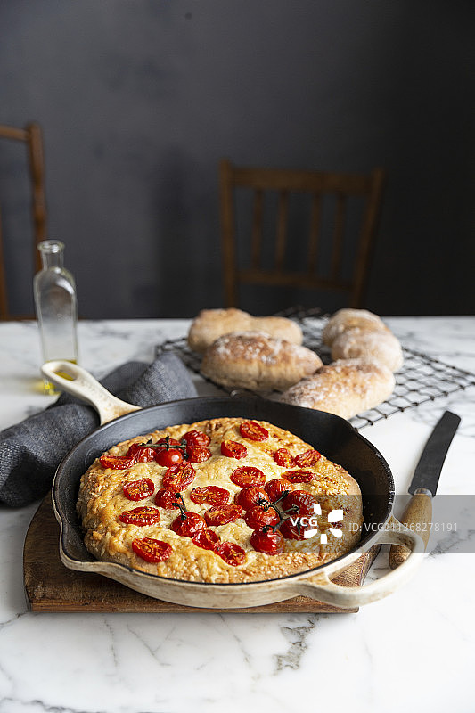烤恰巴塔配平底锅樱桃番茄图片素材
