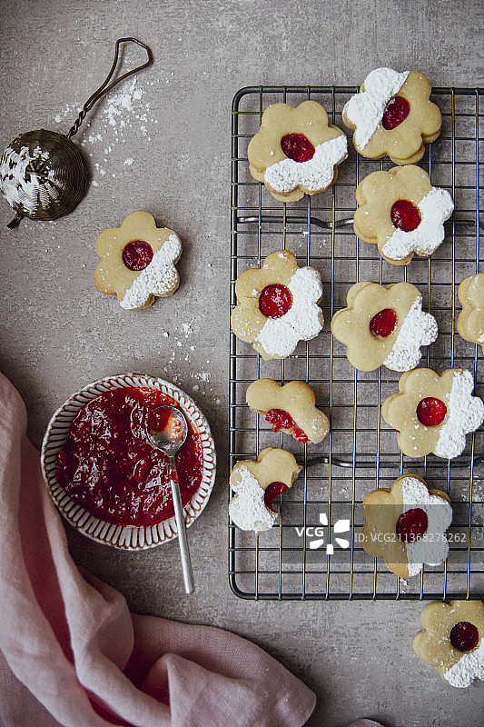 覆盆子酱花朵饼干图片素材