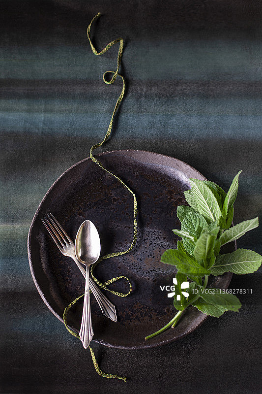 薄荷枝装饰的餐具摆台图片素材